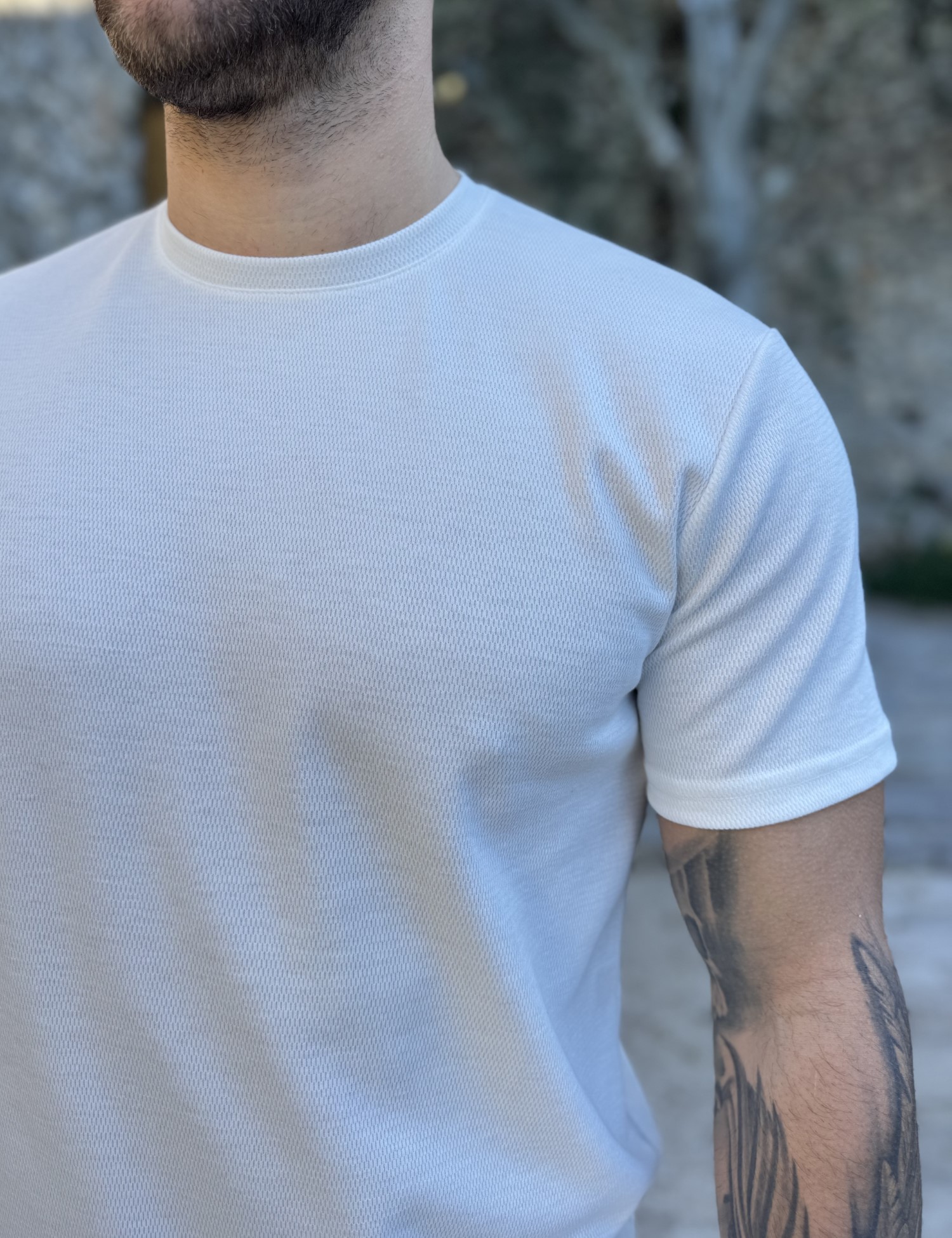 Ανδρική λευκή κοντομάνικη μπλούζα με ανάγλυφο ύφασμα R260336W φωτογραφία